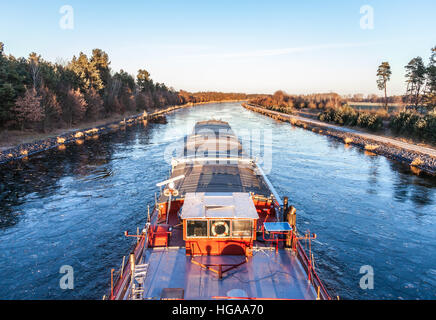 Binnenschiff fährt einen Kanal-Fluss entlang Stockfoto