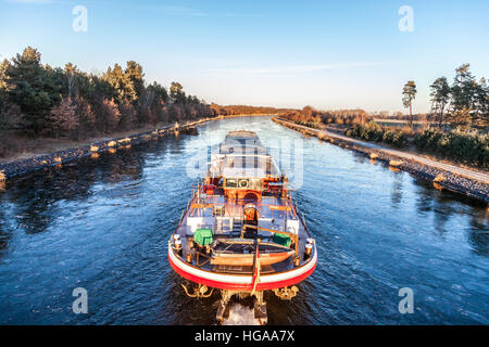 Binnenschiff fährt einen Kanal-Fluss entlang Stockfoto