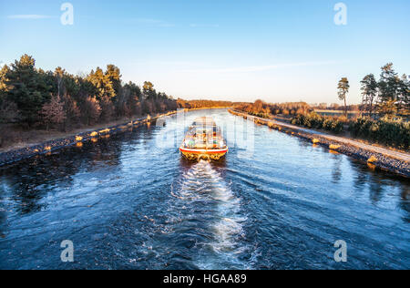 Binnenschiff fährt einen Kanal-Fluss entlang Stockfoto