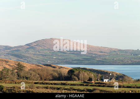 Ein Haus auf das Schaf Kopf Halbinsel, County Cork, Irland mit Dunmanus Bay und Mizen Halbinsel im Hintergrund. Stockfoto