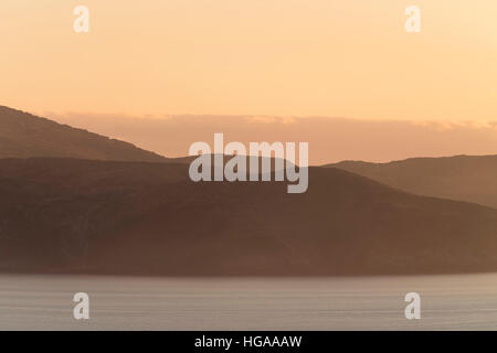 Die Sonne geht auf den Hügeln der Mizen Halbinsel, County Cork, Irland erstellen einen goldenen Schimmer Stockfoto