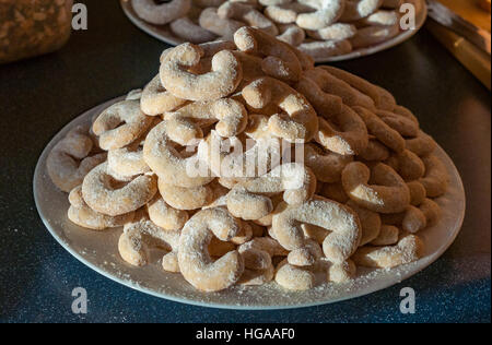 Traditionelle tschechische hausgemachten Brötchen Vanille Cookies Weihnachtsgebäck volle Platte Detail Tabellenhintergrund Stockfoto