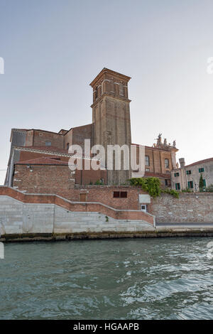 Venedig-Stadtbild mit Jesuitenkirche Bell Tower Blick von der Lagune bei Sonnenuntergang, Italien. Stockfoto