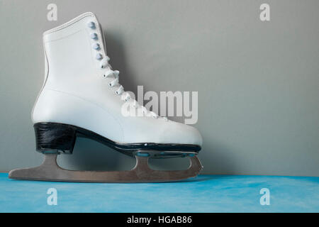 Vintage Schlittschuh auf dem Vintage grau/blau-Hintergrund Stockfoto