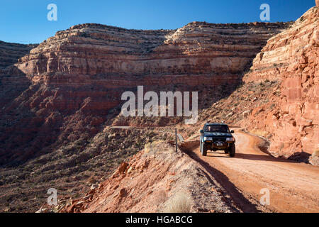 Mexikanischen Hut, Utah - Moki Dugway in Bären Ohren National Monument. Drei Meilen unbefestigte Abschnitt Utah Highway 261 verfügt über steile Serpentinen und Stockfoto