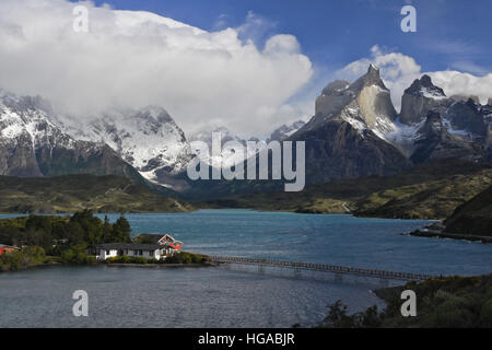 Paine Grande, Französisch Valley, Los Cuernos und Hosteria Pehoe am Lago Pehoe, Torres del Paine Nationalpark, Patagonien, Chile Stockfoto