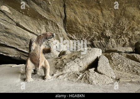 Lebensgroße Nachbildung des prähistorischen Mylodon an monumentalen natürliche Cueva de Milodon in der Nähe von Puerto Natales, Patagonien, Chile Stockfoto