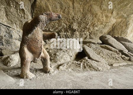 Lebensgroße Nachbildung des prähistorischen Mylodon an monumentalen natürliche Cueva de Milodon in der Nähe von Puerto Natales, Patagonien, Chile Stockfoto