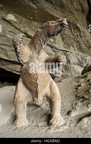 Lebensgroße Nachbildung des prähistorischen Mylodon an monumentalen natürliche Cueva de Milodon in der Nähe von Puerto Natales, Patagonien, Chile Stockfoto