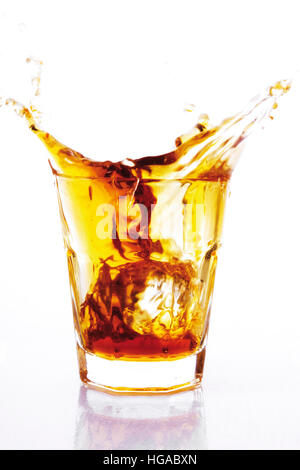 Eiswürfel in ein Glas Whiskey fallen Stockfoto