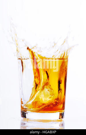 Eiswürfel in ein Glas Whiskey fallen Stockfoto