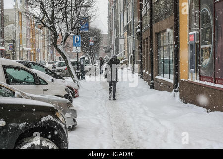 Danzig, Polen. 6. Januar 2017. Menschen, die zu Fuß in die Altstadt von Gdansk sind zu sehen. Starker Schneefall und Frost trifft nördlichen Polen Danzig. Niedrigen Temperaturen in der Nähe von minus 10 Celsius Grad und Schnee lähmt Straßenverkehr in der Region. © Michal Fludra/Alamy Live-Nachrichten Stockfoto