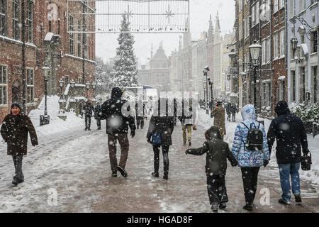 Danzig, Polen. 6. Januar 2017. Menschen zu Fuß auf der überdachten durch Schnee Gdansk Altstadt gesehen werden. Starker Schneefall und Frost trifft nördlichen Polen Danzig. Niedrigen Temperaturen in der Nähe von minus 10 Celsius Grad und Schnee lähmt Straßenverkehr in der Region. © Michal Fludra/Alamy Live-Nachrichten Stockfoto