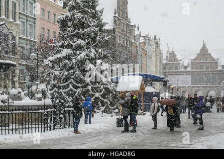 Danzig, Polen. 6. Januar 2017. Menschen zu Fuß auf der überdachten durch Schnee Gdansk Altstadt gesehen werden. Starker Schneefall und Frost trifft nördlichen Polen Danzig. Niedrigen Temperaturen in der Nähe von minus 10 Celsius Grad und Schnee lähmt Straßenverkehr in der Region. © Michal Fludra/Alamy Live-Nachrichten Stockfoto