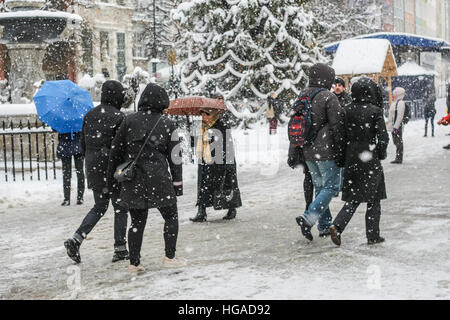 Danzig, Polen. 6. Januar 2017. Menschen zu Fuß auf der überdachten durch Schnee Gdansk Altstadt gesehen werden. Starker Schneefall und Frost trifft nördlichen Polen Danzig. Niedrigen Temperaturen in der Nähe von minus 10 Celsius Grad und Schnee lähmt Straßenverkehr in der Region. © Michal Fludra/Alamy Live-Nachrichten Stockfoto