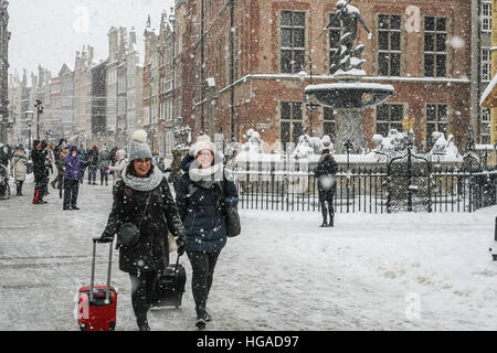 Danzig, Polen. 6. Januar 2017. Menschen zu Fuß auf der überdachten durch Schnee Gdansk Altstadt gesehen werden. Starker Schneefall und Frost trifft nördlichen Polen Danzig. Niedrigen Temperaturen in der Nähe von minus 10 Celsius Grad und Schnee lähmt Straßenverkehr in der Region. © Michal Fludra/Alamy Live-Nachrichten Stockfoto