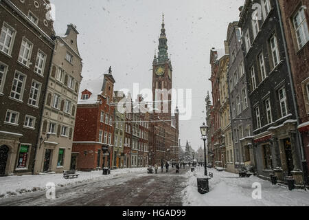 Danzig, Polen. 6. Januar 2017. Menschen zu Fuß auf der überdachten durch Schnee Gdansk Altstadt gesehen werden. Starker Schneefall und Frost trifft nördlichen Polen Danzig. Niedrigen Temperaturen in der Nähe von minus 10 Celsius Grad und Schnee lähmt Straßenverkehr in der Region. © Michal Fludra/Alamy Live-Nachrichten Stockfoto