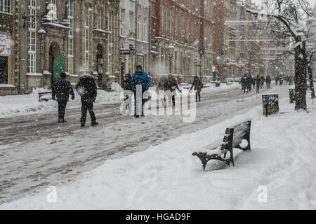 Danzig, Polen. 6. Januar 2017. Menschen zu Fuß auf der überdachten durch Schnee Gdansk Altstadt gesehen werden. Starker Schneefall und Frost trifft nördlichen Polen Danzig. Niedrigen Temperaturen in der Nähe von minus 10 Celsius Grad und Schnee lähmt Straßenverkehr in der Region. © Michal Fludra/Alamy Live-Nachrichten Stockfoto