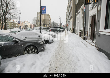 Danzig, Polen. 6. Januar 2017. Menschen zu Fuß auf der überdachten durch Schnee Gdansk Altstadt gesehen werden. Starker Schneefall und Frost trifft nördlichen Polen Danzig. Niedrigen Temperaturen in der Nähe von minus 10 Celsius Grad und Schnee lähmt Straßenverkehr in der Region. © Michal Fludra/Alamy Live-Nachrichten Stockfoto