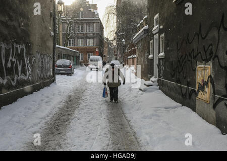 Danzig, Polen. 6. Januar 2017. Alter Mann zu Fuß in die überdachte durch Schnee Gdansk Altstadt gesehen. Starker Schneefall und Frost trifft nördlichen Polen Danzig. Niedrigen Temperaturen in der Nähe von minus 10 Celsius Grad und Schnee lähmt Straßenverkehr in der Region. © Michal Fludra/Alamy Live-Nachrichten Stockfoto