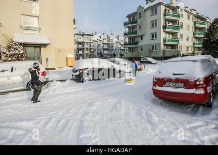 Danzig, Polen. 6. Januar 2017. Kinder mit Schlitten sind zu sehen. Starker Schneefall und Frost trifft nördlichen Polen Danzig. Niedrigen Temperaturen in der Nähe von minus 10 Celsius Grad und Schnee lähmt Straßenverkehr in der Region. © Michal Fludra/Alamy Live-Nachrichten Stockfoto