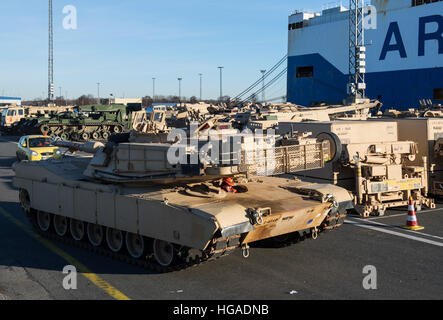 Bremerhaven, Deutschland. 6. Januar 2017. Amerikanische Panzer werden entladen aus dem Transportschiff "Entschlossenheit" in Bremerhaven, Deutschland, 6. Januar 2017. Für den US-Betrieb "Atlantic lösen" sind die US-Brigaden Militärausrüstungen gegenüber Polen Versand, um die östlichen europäischen NATO-Staaten zu sichern. Foto: Ingo Wagner/Dpa/Alamy Live News Stockfoto