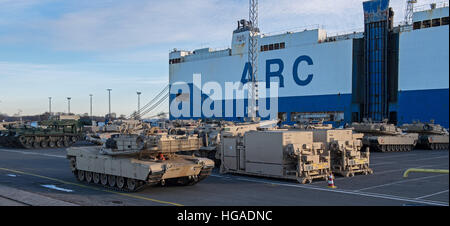 Bremerhaven, Deutschland. 6. Januar 2017. Amerikanische Panzer werden entladen aus dem Transportschiff "Entschlossenheit" in Bremerhaven, Deutschland, 6. Januar 2017. Für den US-Betrieb "Atlantic lösen" sind die US-Brigaden Militärausrüstungen gegenüber Polen Versand, um die östlichen europäischen NATO-Staaten zu sichern. Foto: Ingo Wagner/Dpa/Alamy Live News Stockfoto