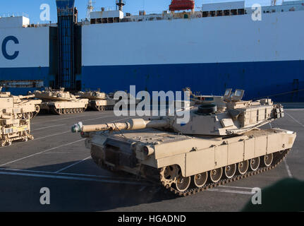 Bremerhaven, Deutschland. 6. Januar 2017. Amerikanische Panzer werden entladen aus dem Transportschiff "Entschlossenheit" in Bremerhaven, Deutschland, 6. Januar 2017. Für den US-Betrieb "Atlantic lösen" sind die US-Brigaden Militärausrüstungen gegenüber Polen Versand, um die östlichen europäischen NATO-Staaten zu sichern. Foto: Ingo Wagner/Dpa/Alamy Live News Stockfoto