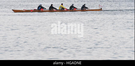 Berlin, Deutschland. 6. Januar 2017. Ruderer trotzen dem eisigen Wetter für eine Trainingseinheit in der Spree in Berlin, Deutschland, 6. Januar 2017. Foto: Paul Zinken/Dpa/Alamy Live News Stockfoto