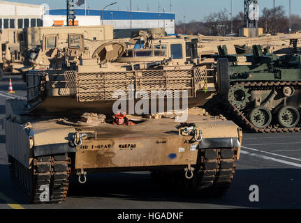 Bremerhaven, Deutschland. 6. Januar 2017. Amerikanische Panzer werden entladen aus dem Transportschiff "Entschlossenheit" in Bremerhaven, Deutschland, 6. Januar 2017. Für den US-Betrieb "Atlantic lösen" sind die US-Brigaden Militärausrüstungen gegenüber Polen Versand, um die östlichen europäischen NATO-Staaten zu sichern. Foto: Ingo Wagner/Dpa/Alamy Live News Stockfoto