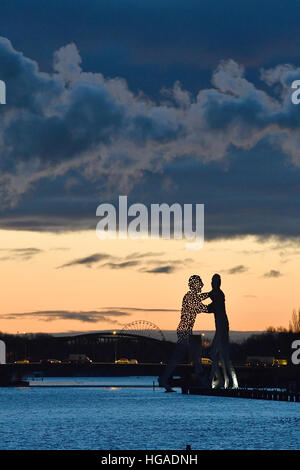 Berlin, Deutschland. 6. Januar 2017. Die Skulptur Molecule Man in der Spree gegen einen dramatischen Himmel in Berlin, Deutschland, 6. Januar 2017. Foto: Paul Zinken/Dpa/Alamy Live News Stockfoto