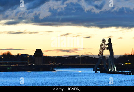 Berlin, Deutschland. 6. Januar 2017. Ein dramatischer Himmel hinter der Skulptur Molecule Man in der Spree in Berlin, Deutschland, 6. Januar 2017. Foto: Paul Zinken/Dpa/Alamy Live News Stockfoto