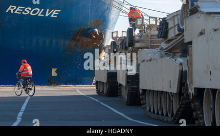 Bremerhaven, Deutschland. 6. Januar 2017. Amerikanische Panzer werden entladen aus dem Transportschiff "Entschlossenheit" in Bremerhaven, Deutschland, 6. Januar 2017. Hafenarbeiter weisen die Tanks in ihren richtigen Plätzen mit Hilfe von Fahrrädern. Für den US-Betrieb "Atlantic lösen" sind die US-Brigaden Militärausrüstungen gegenüber Polen Versand, um die östlichen europäischen NATO-Staaten zu sichern. Foto: Ingo Wagner/Dpa/Alamy Live News Stockfoto