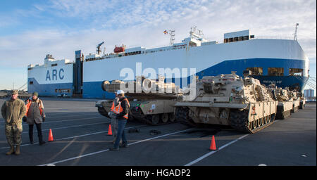 Bremerhaven, Deutschland. 6. Januar 2017. Amerikanische Panzer werden entladen aus dem Transportschiff "Entschlossenheit" in Bremerhaven, Deutschland, 6. Januar 2017. Für den US-Betrieb "Atlantic lösen" sind die US-Brigaden Militärausrüstungen gegenüber Polen Versand, um die östlichen europäischen NATO-Staaten zu sichern. Foto: Ingo Wagner/Dpa/Alamy Live News Stockfoto