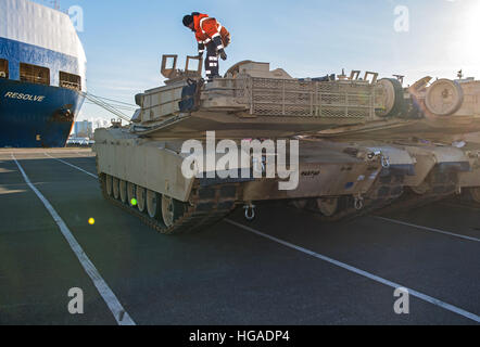 Bremerhaven, Deutschland. 6. Januar 2017. Amerikanische Panzer werden entladen aus dem Transportschiff "Entschlossenheit" in Bremerhaven, Deutschland, 6. Januar 2017. Für den US-Betrieb "Atlantic lösen" sind die US-Brigaden Militärausrüstungen gegenüber Polen Versand, um die östlichen europäischen NATO-Staaten zu sichern. Foto: Ingo Wagner/Dpa/Alamy Live News Stockfoto