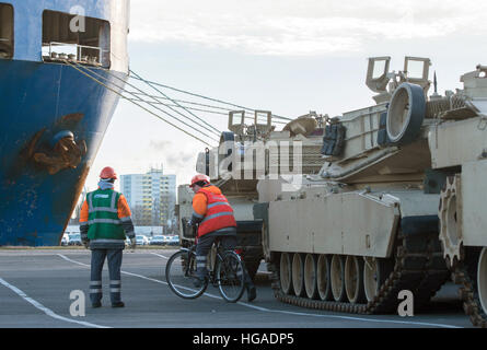 Bremerhaven, Deutschland. 6. Januar 2017. Amerikanische Panzer werden entladen aus dem Transportschiff "Entschlossenheit" in Bremerhaven, Deutschland, 6. Januar 2017. Hafenarbeiter weisen die Tanks in ihren richtigen Plätzen mit Hilfe von Fahrrädern. Für den US-Betrieb "Atlantic lösen" sind die US-Brigaden Militärausrüstungen gegenüber Polen Versand, um die östlichen europäischen NATO-Staaten zu sichern. Foto: Ingo Wagner/Dpa/Alamy Live News Stockfoto