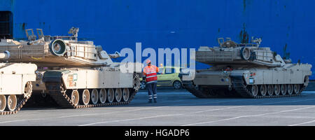 Bremerhaven, Deutschland. 6. Januar 2017. Amerikanische Panzer werden entladen aus dem Transportschiff "Entschlossenheit" in Bremerhaven, Deutschland, 6. Januar 2017. Für den US-Betrieb "Atlantic lösen" sind die US-Brigaden Militärausrüstungen gegenüber Polen Versand, um die östlichen europäischen NATO-Staaten zu sichern. Foto: Ingo Wagner/Dpa/Alamy Live News Stockfoto