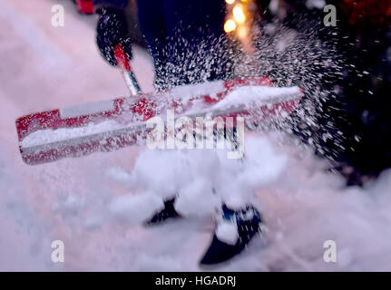 Berlin, Deutschland. 6. Januar 2017. Ein junger Mann schaufelt Schnee in Berlin, Deutschland, 6. Januar 2017. Foto: Britta Pedersen/Dpa-Zentralbild/Dpa/Alamy Live News Stockfoto