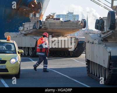 Bremerhaven, Deutschland. 6. Januar 2017. Amerikanische Panzer werden entladen aus dem Transportschiff "Entschlossenheit" in Bremerhaven, Deutschland, 6. Januar 2017. Hafenarbeiter weisen die Tanks in ihre richtigen Plätze. Für den US-Betrieb "Atlantic lösen" sind die US-Brigaden Militärausrüstungen gegenüber Polen Versand, um die östlichen europäischen NATO-Staaten zu sichern. Foto: Ingo Wagner/Dpa/Alamy Live News Stockfoto