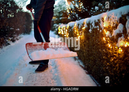 Berlin, Deutschland. 6. Januar 2017. Ein junger Mann schaufelt Schnee in Berlin, Deutschland, 6. Januar 2017. Foto: Britta Pedersen/Dpa-Zentralbild/Dpa/Alamy Live News Stockfoto