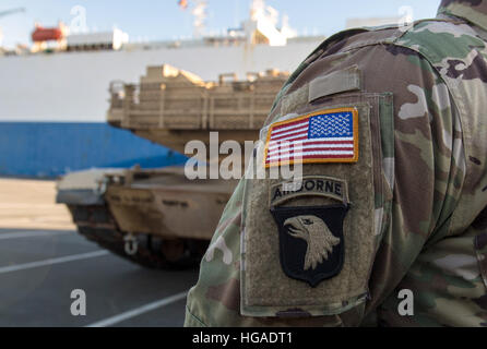 Bremerhaven, Deutschland. 6. Januar 2017. US-Soldaten Stand im Vordergrund des Transports bei der Entladung von militärischer Ausrüstung in Bremerhaven, Deutschland, 6. Januar 2017 Schiff "Lösen". Für den US-Betrieb "Atlantic lösen" sind die US-Brigaden Militärausrüstungen gegenüber Polen Versand, um die östlichen europäischen NATO-Staaten zu sichern. Foto: Ingo Wagner/Dpa/Alamy Live News Stockfoto