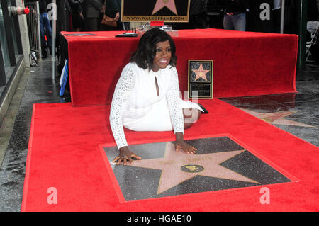 Hollywood, Kalifornien, USA. 5. Januar 2017. Viola Davis besucht die Zeremonie zu Ehren ihr mit einem Stern auf dem Hollywood Walk Of Fame am 5. Januar 2017 in Hollywood, Kalifornien, USA. | Verwendung Weltweit/Picture Alliance © Dpa/Alamy Live-Nachrichten Stockfoto