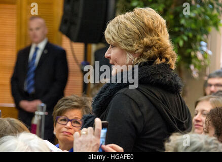 Washington, DC, USA. 6. Januar 2017. Kathy Oller von Kentucky, wer stimmte für US-Präsident Barack Obama in 2008 bis 2012 und für die gewählte Präsident Donald Trump im Jahr 2016, und wer registriert eine Menge Leute für bezahlbare Pflege Act (ACA) in Kentucky, bittet den Präsidenten eine Frage, wie er auf Vox im Blair House in Washington, DC auf Freitag, 6. Januar 2017 interviewt wird. Im Laufe des Interviews verteidigte er die und die GOP-geführten Kongress zu kommen mit einer besseren Plan in Frage gestellt. Bildnachweis: MediaPunch Inc/Alamy Live-Nachrichten Stockfoto