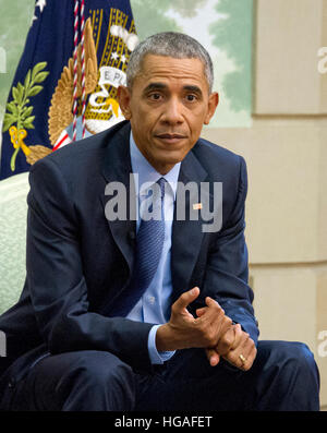 Washington, DC, USA. 6. Januar 2017. US-Präsident Barack Obama beantwortet eine Frage von Kathy Oller von Kentucky, wer stimmte für US-Präsident Barack Obama in 2008 bis 2012 und für die gewählte Präsident Donald Trump im Jahr 2016, und wer registriert eine Menge Leute für bezahlbare Pflege Act (ACA) in Kentucky, gefragt, wie er auf Vox im Blair House in Washington, DC am Freitag interviewt wird , 6. Januar 2017. Im Laufe des Interviews verteidigte er die und die GOP-geführten Kongress zu kommen mit einer besseren Plan in Frage gestellt. Bildnachweis: MediaPunch Inc/Alamy Live-Nachrichten Stockfoto