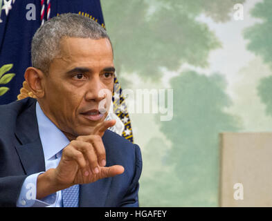 Washington, DC, USA. 6. Januar 2017. US-Präsident Barack Obama beantwortet eine Frage von Kathy Oller von Kentucky, wer stimmte für US-Präsident Barack Obama in 2008 bis 2012 und für die gewählte Präsident Donald Trump im Jahr 2016, und wer registriert eine Menge Leute für bezahlbare Pflege Act (ACA) in Kentucky, gefragt, wie er auf Vox im Blair House in Washington, DC am Freitag interviewt wird , 6. Januar 2017. Im Laufe des Interviews verteidigte er die und die GOP-geführten Kongress zu kommen mit einer besseren Plan in Frage gestellt. Bildnachweis: MediaPunch Inc/Alamy Live-Nachrichten Stockfoto