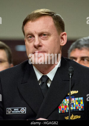 Admiral Michael S. Rogers, USN, Commander, United States Cyber Command/Direktor, National Security Agency/Chief, zentrale Security Services macht Eröffnungsrede während seiner Zeugenaussage vor dem United States Senate Armed Services Committee in der mündlichen Verhandlung "Zu untersuchen, ausländische Cyber-Bedrohungen in die USA" auf dem Capitol Hill in Washington, DC auf Donnerstag, 5. Januar 2017. Bildnachweis: Ron Sachs/CNP/MediaPunch (Einschränkung: NO New York oder New Jersey Zeitungen oder Zeitschriften in einem Umkreis von 75 Meilen von New York City) Stockfoto