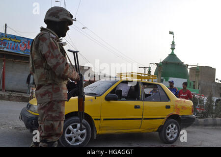 (170106)--QUETTA (PAKISTAN), 6. Januar 2017 (Xinhua)--A Soldat steht Wache bei einem Angriff-Site in Quetta, Pakistan, auf 6. Januar 2017. Mindestens drei wurden getötet, als unbekannte bewaffnete lokale Medien berichteten eröffneten das Feuer auf ein Taxi hier am Freitag. (Xinhua/Asad) Stockfoto