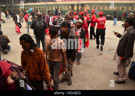 Lahore, Pakistan Lahore. 6. Januar 2017. Indische Fischer erreichen die Lahore Bahnhof nach ihrer Entlassung aus dem Gefängnis Karachi, im östlichen Pakistan Lahore, 6. Januar 2017. Pakistan am Donnerstag befreit 219 indische Fischer in einer Geste des guten Willens, die in ihren Gewässern verirrt hatte. © Jamil Ahmed/Xinhua/Alamy Live-Nachrichten Stockfoto