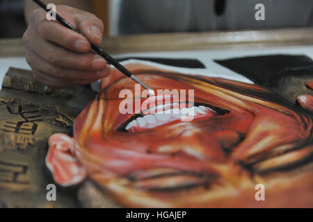 Hangzhou, Hangzhou, China. 7. Januar 2017. Hangzhou, CHINA-September 2 2016: (nur zur redaktionellen Verwendung. CHINA HERAUS). Xu Leping, eine Holzschnitzerei Künstler malt auf der Holzschnitzerei Porträt von Barack Obama in Hangzhou, Hauptstadt der ostchinesischen Provinz Zhejiang, 2. September 2016. © SIPA Asien/ZUMA Draht/Alamy Live-Nachrichten Stockfoto