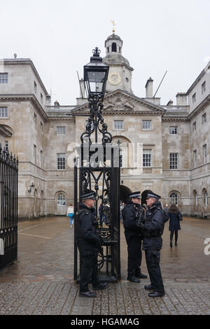 London, UK. 7. Januar 2017. Ob Regen oder Sonnenschein schwere Waffen Polizei bewacht im St. James Palace ist voll Kämpfer Zahnrad auf 7. Januar 2017, London, UK. Sehen von Li/Bildnachweis Hauptstadt: siehe Li/Alamy Live News Stockfoto